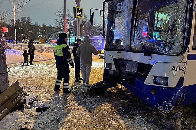Стало известно, почему Екатеринбурге пассажирский автобус влетел в столб