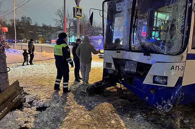 Стало известно, почему Екатеринбурге пассажирский автобус влетел в столб