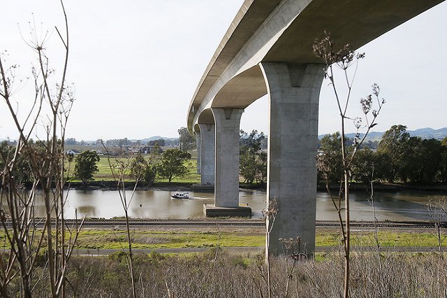 В Омске мужчина в ходе ссоры сбросил свою подругу с моста