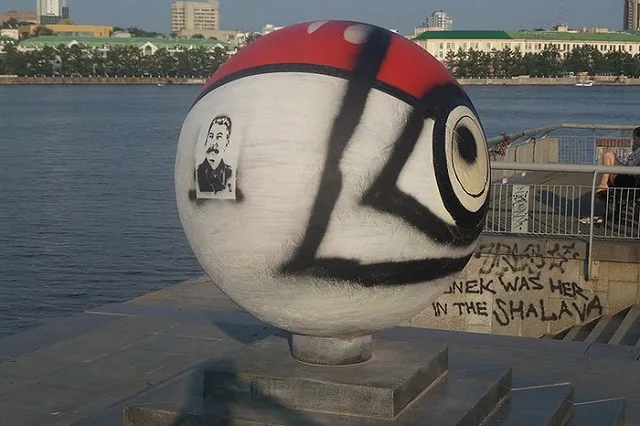 Вандалы испортили огромный покебол в центре Екатеринбурга