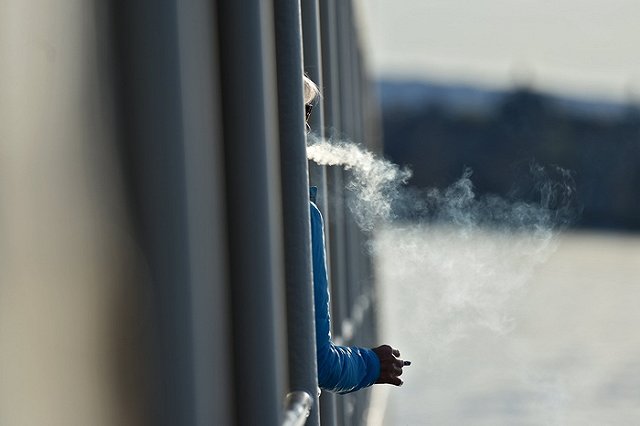 В Екатеринбурге мужчина избил 25-летнюю девушку за курение на остановке