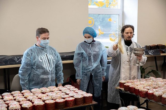 Уральские меценаты помогают продуктами многодетным семьям, пострадавшим из-за пандемии коронавируса