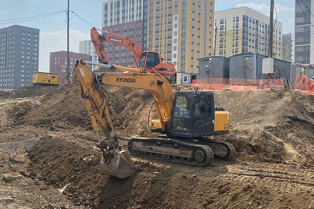 В Екатеринбурге мужчину убило ударом ковша экскаватора