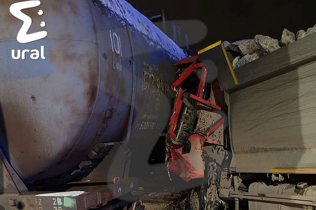 В Екатеринбурге грузовик врезался в поезд. Водитель его не заметил