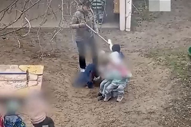 Из екатеринбургского детсада уволят воспитательницу, пнувшую ребёнка на скамейке