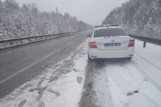 Серовский тракт встал в пробку из-за фуры, водитель которой не справился с управлением