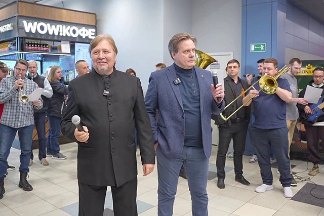 Кремлевский оркестр внезапно выступил в аэропорту в ожидании задержанного рейса (ВИДЕО)