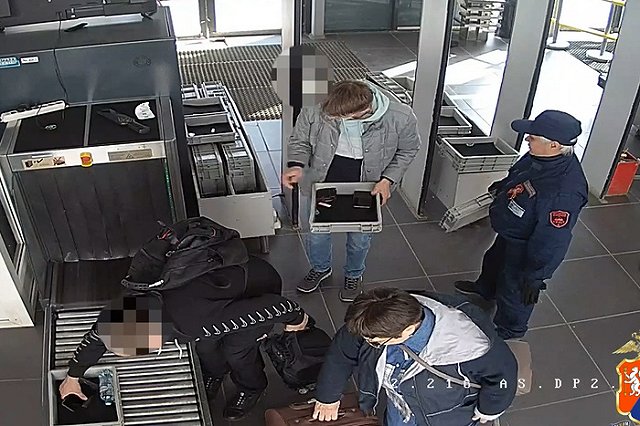 На вокзале Екатеринбурга у пассажира украли рюкзак с двумя миллионами рублей во время досмотра