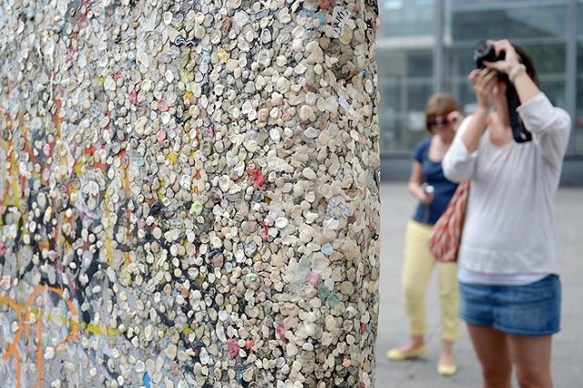 На рейсах «Победы» запретили жевать жвачку