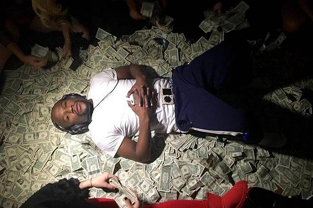 Самый богатый боксер Флойд Мэйвезер искупался в деньгах