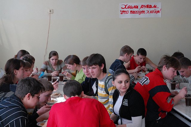 Школьники из Нижнего Тагила пожаловались в соцсетях на антисанитарию в столовой