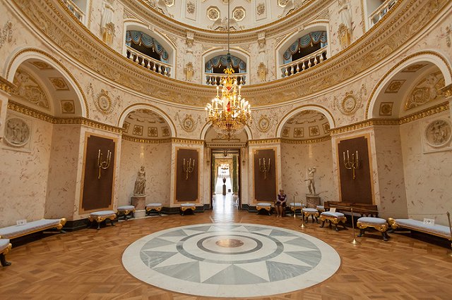 Сибиряк всю ночь выпивал в императорском дворце и ушел с добычей