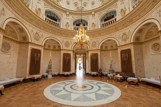 Сибиряк всю ночь выпивал в императорском дворце и ушел с добычей