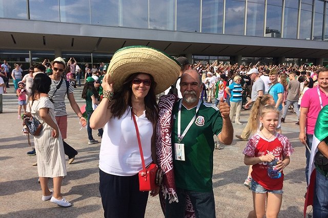 Шведы и мексиканцы устроили карнавальное шествие перед матчем