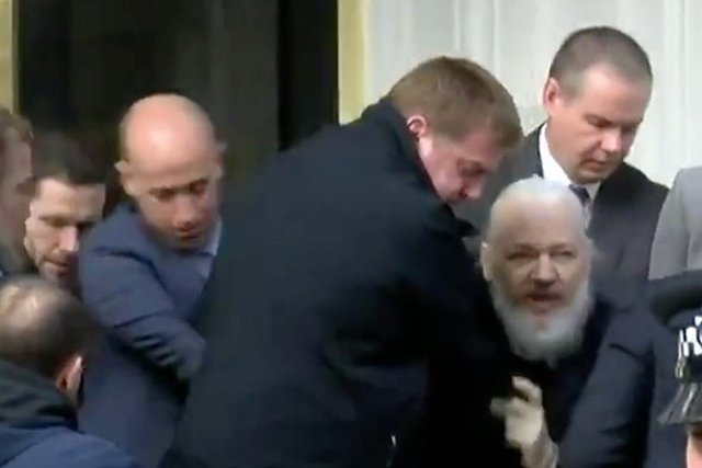 The Guardian: британские СМИ упустили момент задержания Ассанжа