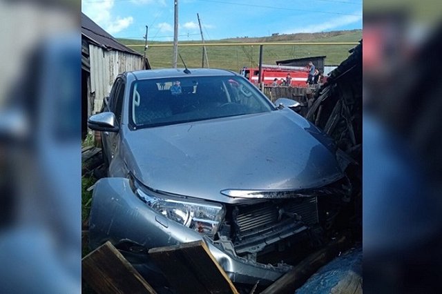 На Урале дети на внедорожнике врезались в сарай, пока их родители делали селфи