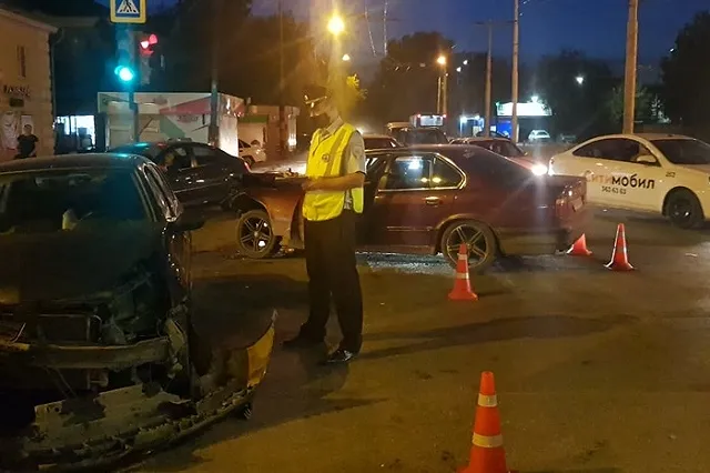 В Екатеринбурге лоб в лоб столкнулись BMW и Renault