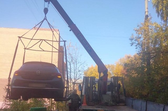 Свердловчанин лишился своего автомобиля за долг по коммуналке