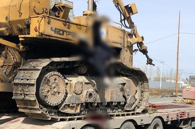 В Екатеринбурге бульдозер раздавил водителя, затянув в свою гусеницу