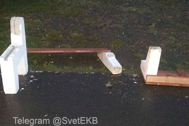 В парке на Ботанике вандалы уничтожили часть скамеек, ранее установленных сотрудниками «Сима-Ленда»