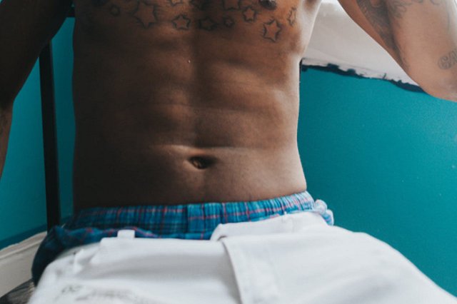 Дом моды Balenciaga обвинили в расизме за дизайн приспущенных штанов