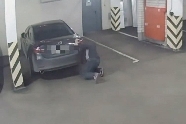 В Академическом к днищу машины прикрепили прибор с мигающей лампочкой