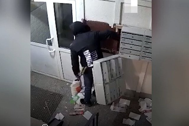 В Екатеринбурге неадекватный мужчина разнес подъезд