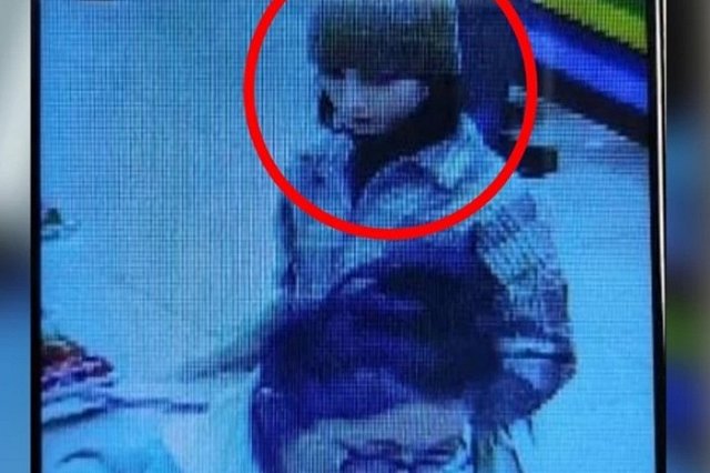 В центре Екатеринбурга у девушки украли дорогой смартфон