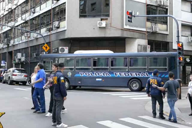 Россиян задержали в Аргентине по запросу США за книжное «пиратство»