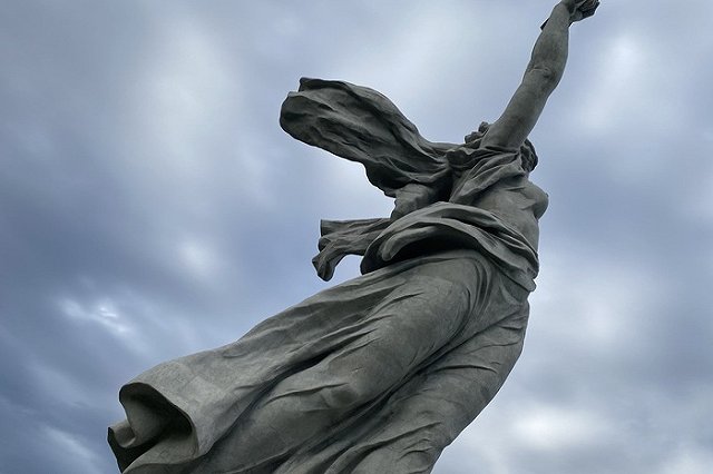 На 23-летнюю блогершу, «пощекотавшую» грудь «Родине-матери», возбудили уголовное дело