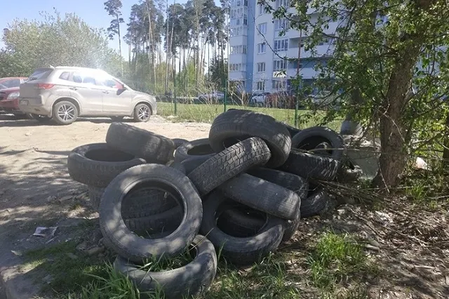 Екатеринбуржцы пожаловались на свалку покрышек у дома