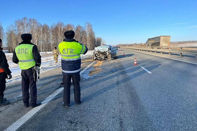 Иногородние водитель и пассажир погибли в ДТП на свердловской трассе