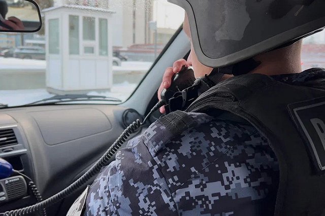 В Екатеринбурге охранник гимназии нажал тревожную кнопку из-за ругани двух женщин