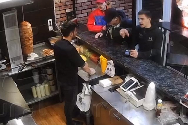 В Краснотурьинске три парня перепутали кафе и жестоко избили шаурмиста