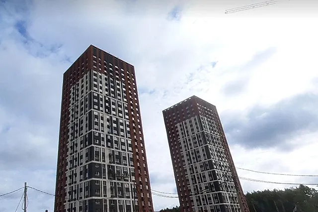 В Екатеринбурге женщину облили кислотой на парковке ЖК