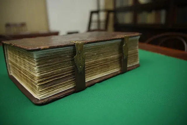 Елизаветинскую Библию из телячьей кожи покажут на выставке в Екатеринбурге (ФОТО)