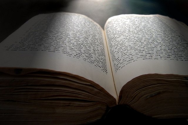 Житель Нижнего Тагила продает библию по цене автомобиля