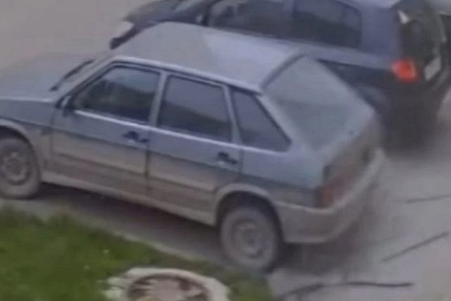 В Академическом на машину рухнула балконная створка