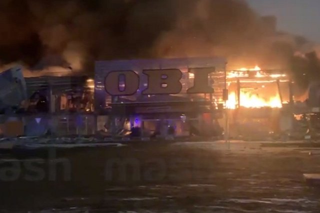 «Нашли с пробитой головой». Как минимум один человек погиб в горящем магазине OBI в Москве