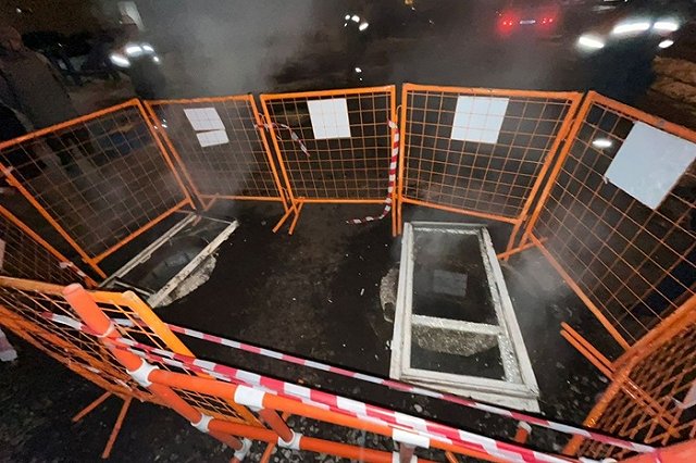 В Екатеринбурге 14-летний подросток провалился в люк с горячей водой