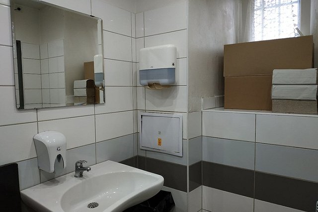 «Прямо с бумажкой». В Екатеринбурге мужчина ходит по-большому прямо под окнами швейного цеха