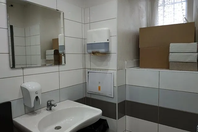 «Прямо с бумажкой». В Екатеринбурге мужчина ходит по-большому прямо под окнами швейного цеха