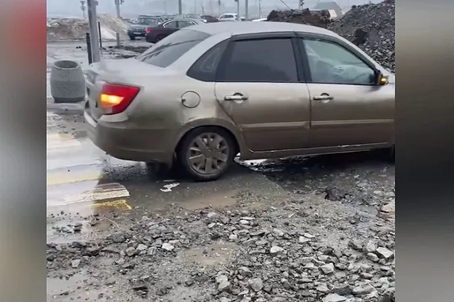 Екатеринбуржцы пожаловались на выбоину на трассе