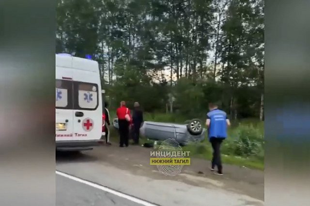 В Свердловской области семья чуть не погибла в ДТП из-за ямы на дороге