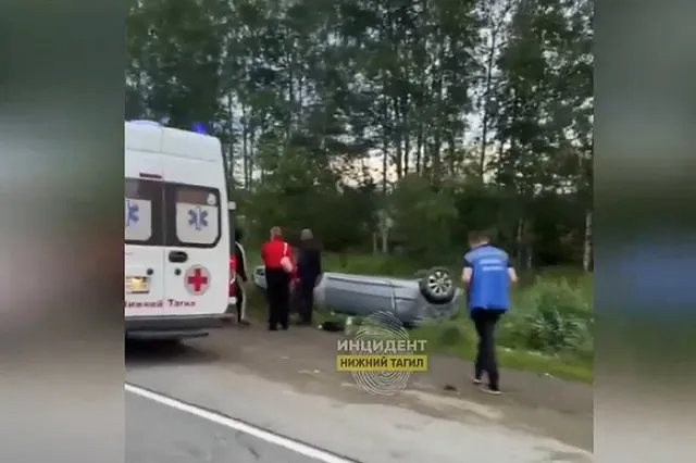 В Свердловской области семья чуть не погибла в ДТП из-за ямы на дороге