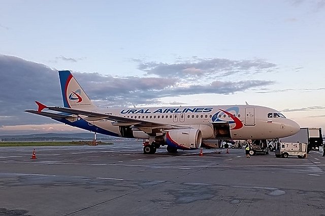 Екатеринбуржцы не улетели за границу, потому что не влезли в самолёт