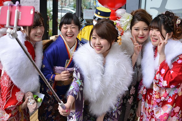 Японская компания предложила аренду фальшивых друзей для совместных селфи