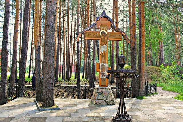 Первые лица области побывали у шахты, где убили членов семьи Романовых