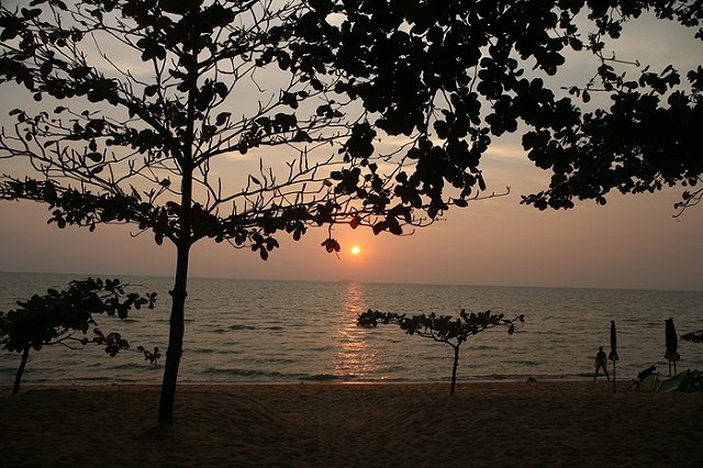За курение на пляжах Тайланда можно будет лишиться свободы на год