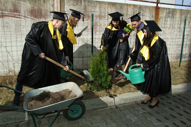 Эксперты подсчитали, на сколько выпускники вузов живут дольше неучей